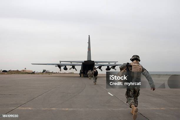 Laden Sie Bis Stockfoto und mehr Bilder von Militärischer Einsatz - Militärischer Einsatz, Militär, Militärflugzeug