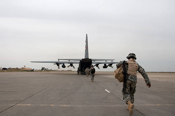 ładowanie górę - military airplane zdjęcia i obrazy z banku zdjęć