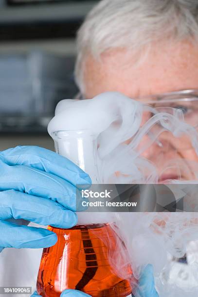 Starszy Chemik - zdjęcia stockowe i więcej obrazów Aktywni seniorzy - Aktywni seniorzy, Analizować, Azot