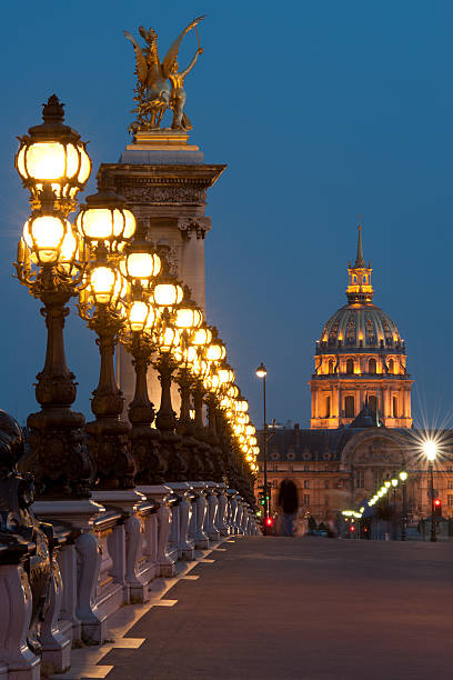 알렉산드르 iii 및 도메 des invalides, 파리 - pont alexandre iii 뉴스 사진 이미지