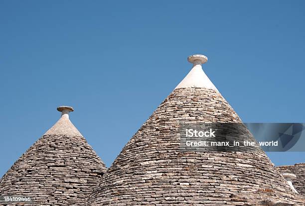 Photo libre de droit de Trulli Dalberobello Les Toits En Italie banque d'images et plus d'images libres de droit de Aiguille rocheuse - Aiguille rocheuse, Alberobello, Architecture