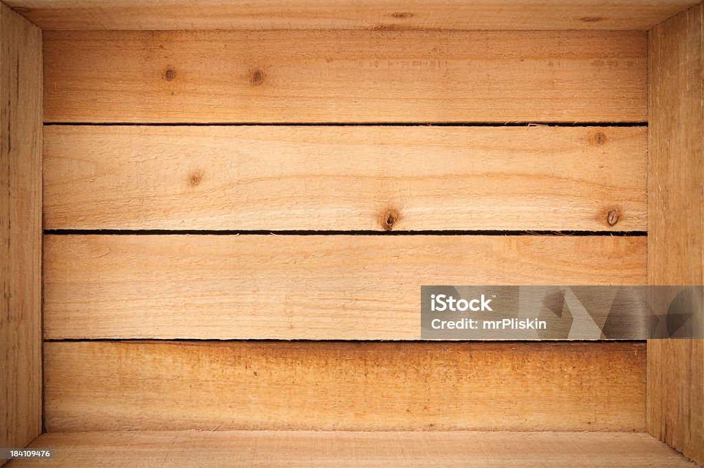 All'interno di una cassa di legno vuota - Foto stock royalty-free di Cassetta