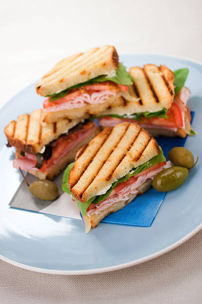 panini plateau - portion turkey sandwich close up photos et images de collection