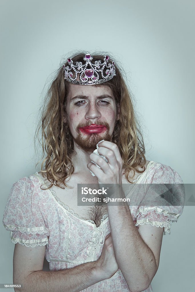 Hombre llorando facultades queen tejido arrastre tiara en la cabeza lápiz labial - Foto de stock de Oficio artístico libre de derechos