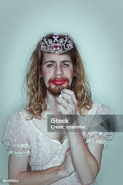 Hombre Llorando Facultades Queen Tejido Arrastre Tiara En La Cabeza Lápiz Labial Foto de stock y más banco de imágenes de Oficio artístico