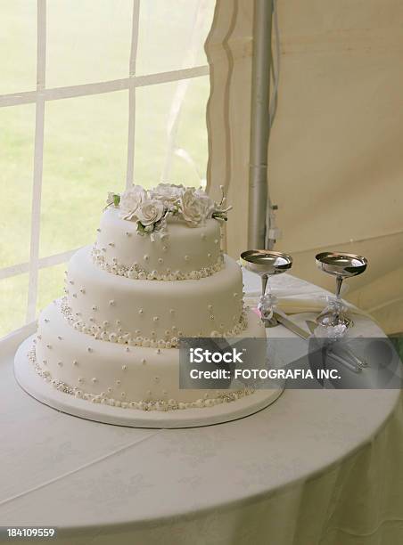 Foto de Dia De Bolo De Casamento e mais fotos de stock de Ambiente - All Vocabulary - Ambiente - All Vocabulary, Arranjo, Assar