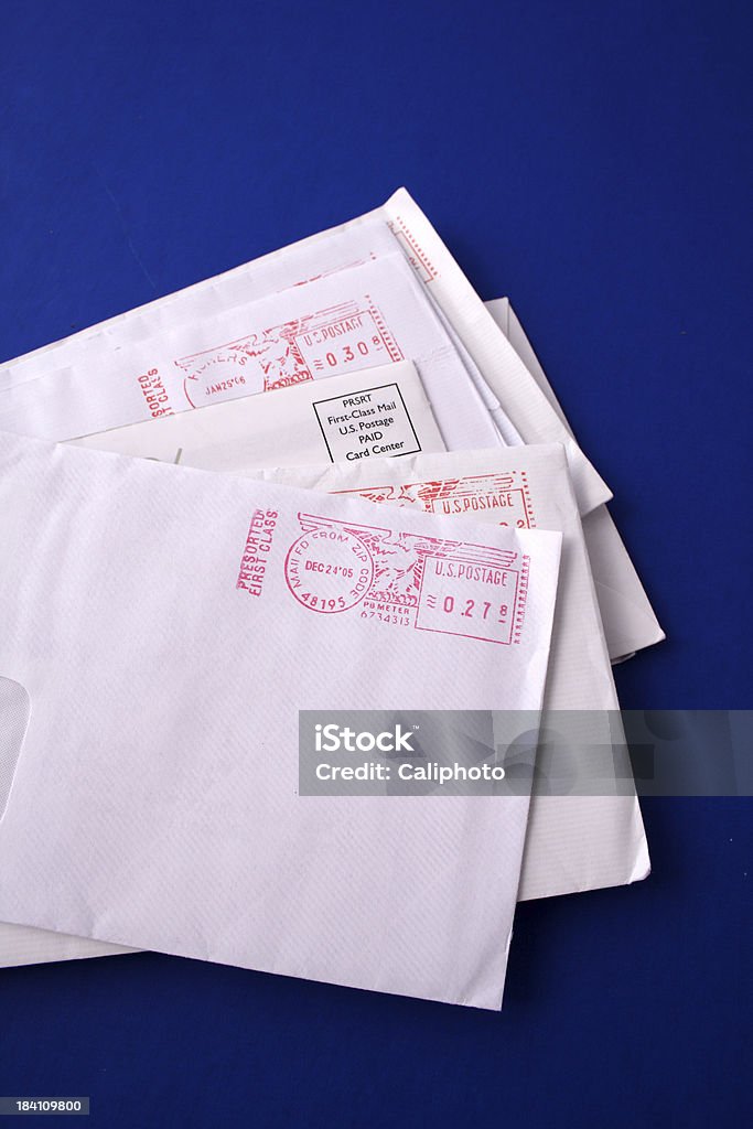 Buchstaben auf blauem Hintergrund - Lizenzfrei Abschicken Stock-Foto