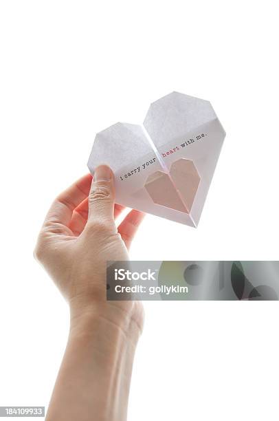 Frau Hand Holding Origamiherz Stockfoto und mehr Bilder von Ausgebleicht - Ausgebleicht, Erwachsene Person, Farbbild