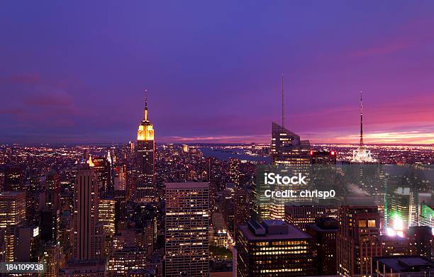 Nova Yorkvista Aérea De Manhattan Ao Anoitecer - Fotografias de stock e mais imagens de Anoitecer - Anoitecer, Ao Ar Livre, Arranha-céu