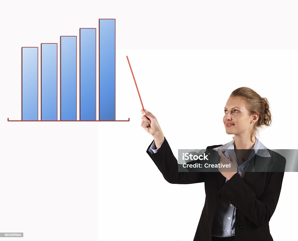 Presentación de negocios ejecutivo y mujer de negocios señalando un gráfico - Foto de stock de Adulto libre de derechos