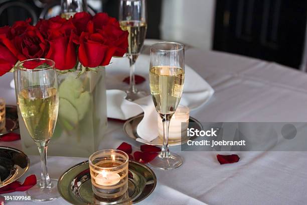 Romantisches Abendessen Bei Kerzenlicht Iii Stockfoto und mehr Bilder von Valentinstag - Valentinstag, Warmes Abendessen, Rosenblütenblatt