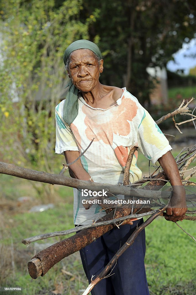 Carrying Holz, um zu überleben. - Lizenzfrei Afrikanischer Abstammung Stock-Foto