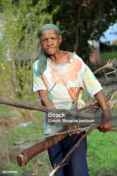 Carrying Holz Um Zu Überleben Stockfoto und mehr Bilder von Afrikanischer Abstammung - Afrikanischer Abstammung, Alt, Alter Erwachsener