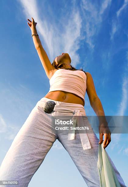 Mujer Con El Dedo Foto de stock y más banco de imágenes de Adulto - Adulto, Aire libre, Asistencia sanitaria y medicina