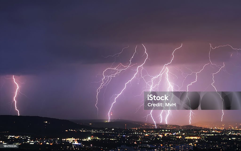 lightning over a la ciudad - Foto de stock de Relámpagos libre de derechos