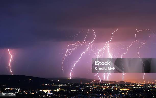 Lightning Over A La Ciudad Foto de stock y más banco de imágenes de Relámpagos - Relámpagos, Tiempo, Ciudad