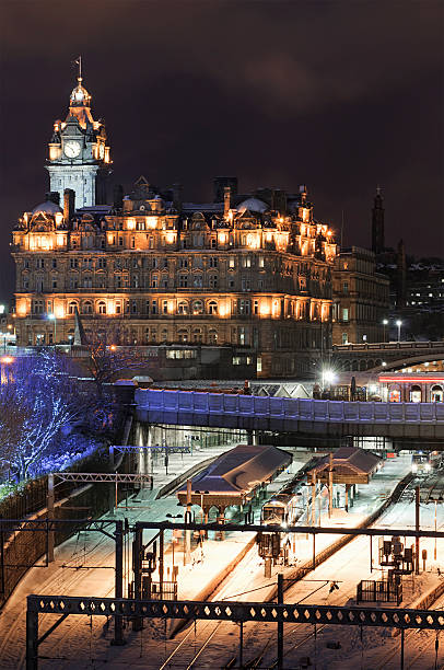 edimburgo inverno arrivo - stazione ferroviaria di waverley foto e immagini stock