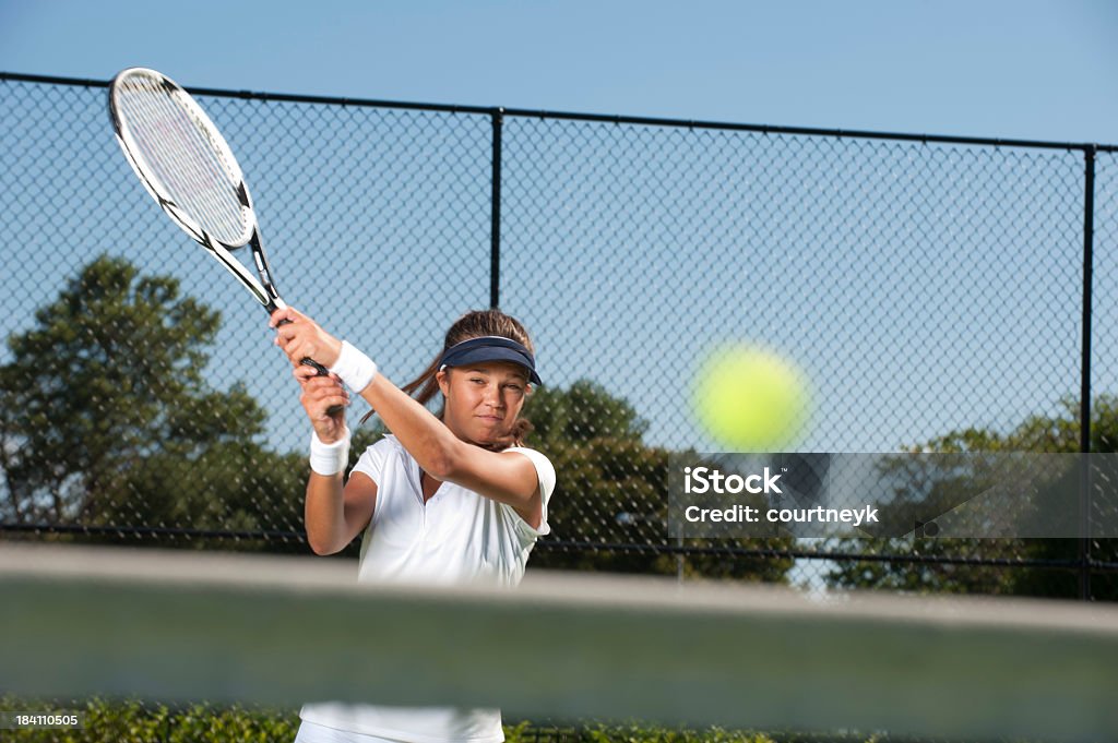 Kobieta zderzenia Piłka do tenisa - Zbiór zdjęć royalty-free (Aktywność sportowa)