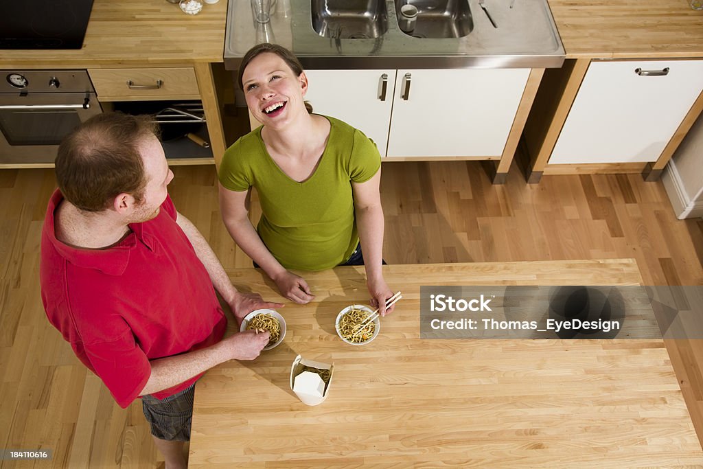 Junges Paar Essen zum Mitnehmen-Nudeln - Lizenzfrei 20-24 Jahre Stock-Foto