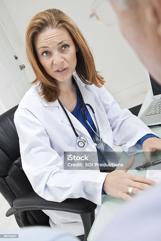 Feminino médico explicando situação ao paciente - Foto de stock de Escritório royalty-free