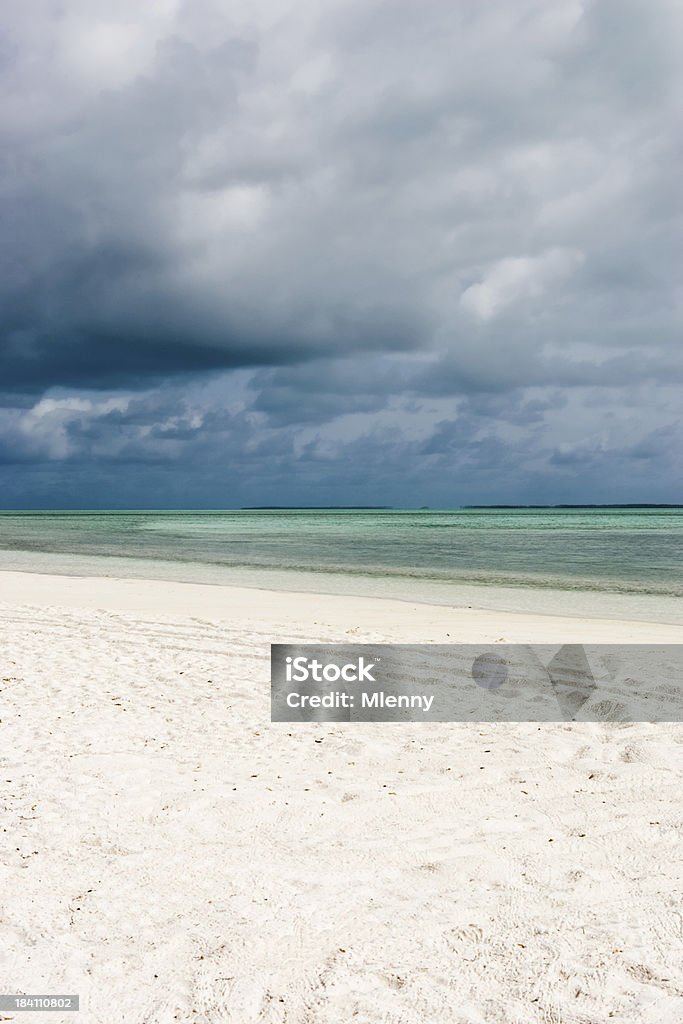 Tormenta en la hermosa playa de arenas blancas - Foto de stock de Ajardinado libre de derechos