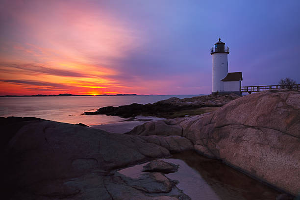 faro di annisquam tramonto - cape ann foto e immagini stock