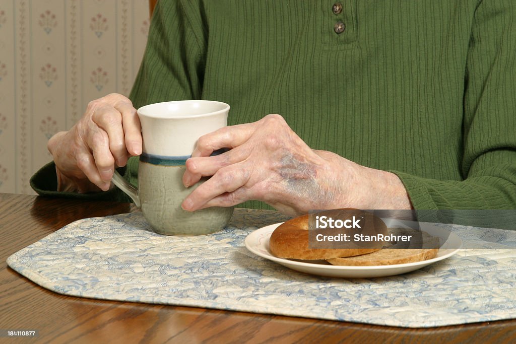 Artríticas manos con las Rosquillas y café artritis reumatismo - Foto de stock de Adulto libre de derechos