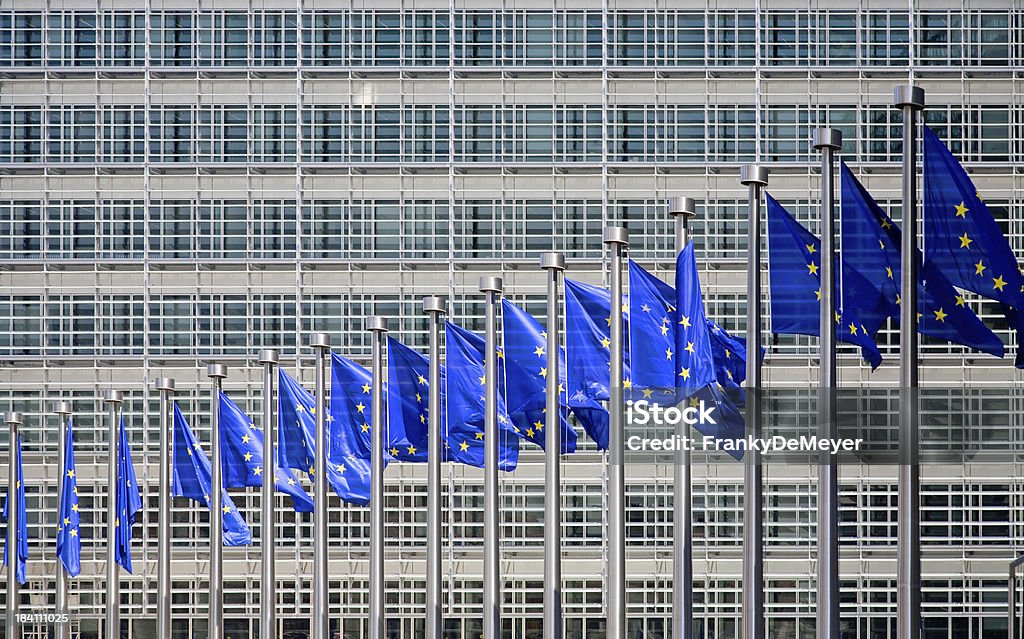 Bandeiras em frente à Comissão Europeia. - Foto de stock de Comunidade Europeia royalty-free