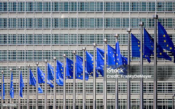 Foto de Bandeiras Em Frente À Comissão Europeia e mais fotos de stock de Comunidade Europeia - Comunidade Europeia, Região de Bruxelas-Capital, Bandeira da Comunidade Européia