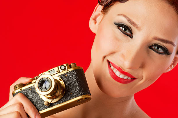 dziewczyna z rocznika kamery - camera retro revival old fashioned holding zdjęcia i obrazy z banku zdjęć