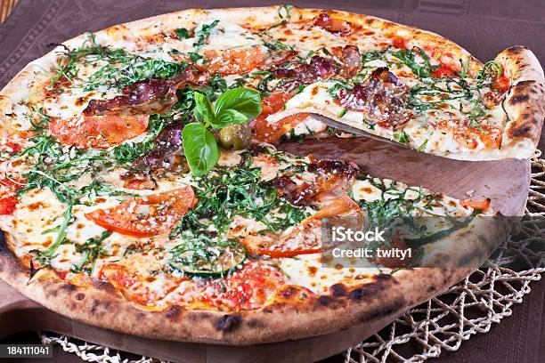 Pizza - zdjęcia stockowe i więcej obrazów Bazylia - Bazylia, Cukinia, Fotografika