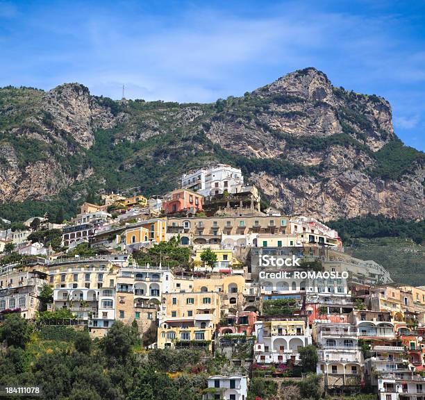 Positano Дома И Гостиницы Побережье Амальфи Кампания Италия — стоковые фотографии и другие картинки Амальфийское побережье