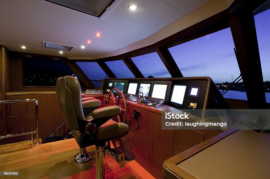 Puente de mando yacht embarcación de recreo - Foto de stock de Puente de mando libre de derechos