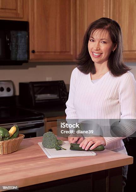 Mujer Preparación De Alimentos Foto de stock y más banco de imágenes de Adulto - Adulto, Alimento, Ama de casa