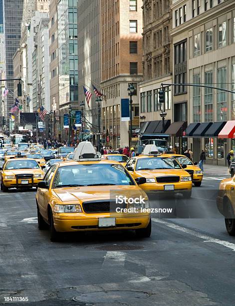 Imagen De Color Amarillo Que Viene En Dirección Contraria Taxis En Nueva York Foto de stock y más banco de imágenes de Taxi