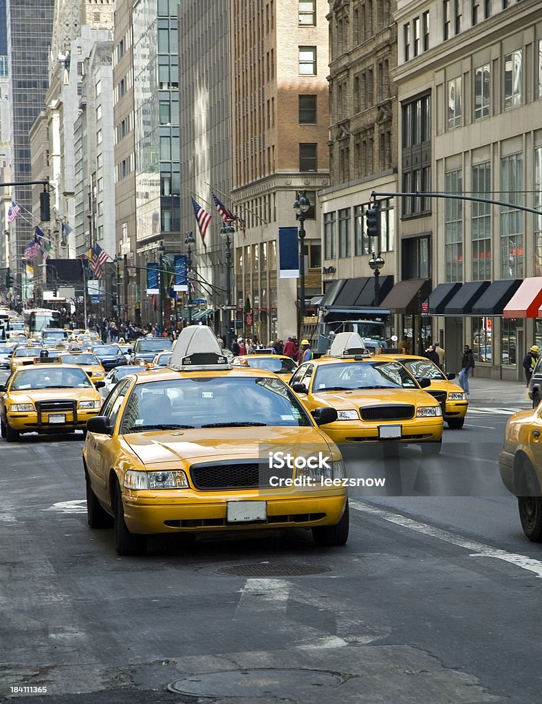 写真の oncoming 黄色のタクシーニューヨークで - タクシーのロイヤリティフリーストックフォト