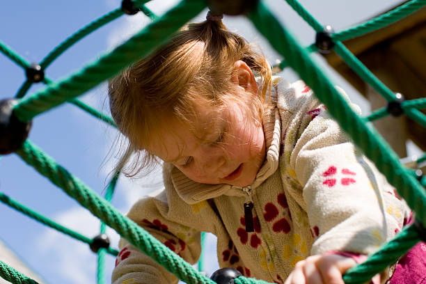 concentrado rapariga, escalada - little girls fun lifestyle handcarves imagens e fotografias de stock