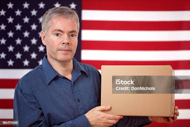 Homem Americano Com Uma Caixa Em Branco - Fotografias de stock e mais imagens de 30-39 Anos - 30-39 Anos, 40-49 Anos, 45-49 anos