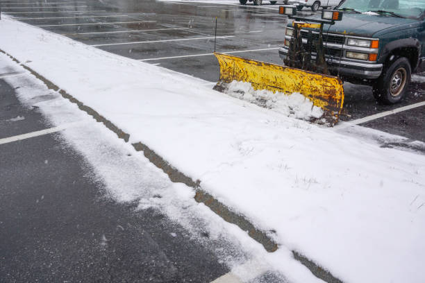 camión con quitanieves instalado en la parte delantera - snowplow snow parking lot truck fotografías e imágenes de stock