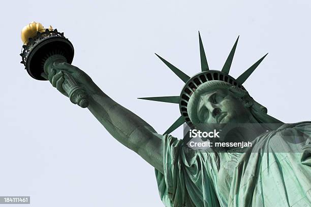 Aislado La Estatua De La Libertad Foto de stock y más banco de imágenes de Estatua de la Libertad - Estatua de la Libertad, Cara humana, Adulto