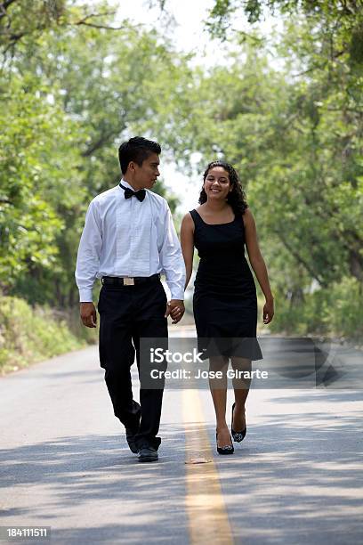 Passear - Fotografias de stock e mais imagens de Abraçar - Abraçar, Adolescente, Adulto