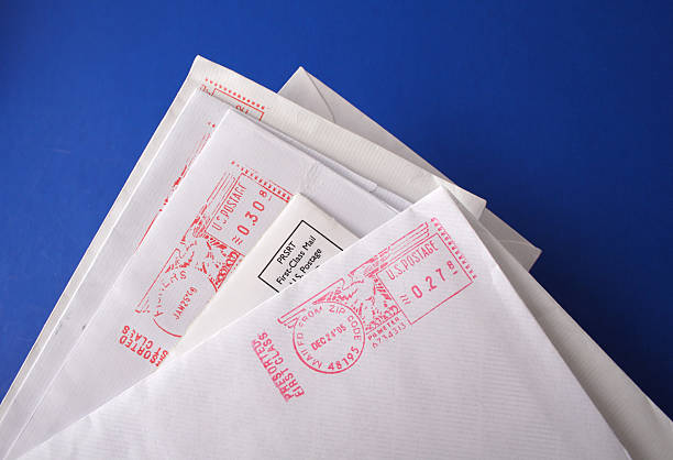 letras de negocios sobre fondo azul - sending mail fotografías e imágenes de stock