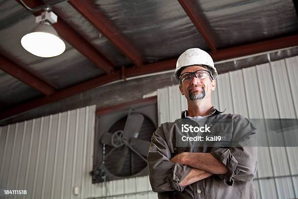 Trabajador Usando Cascos Foto de stock y más banco de imágenes de Gafas protectoras - Gafas protectoras, Retrato, Sector de la construcción