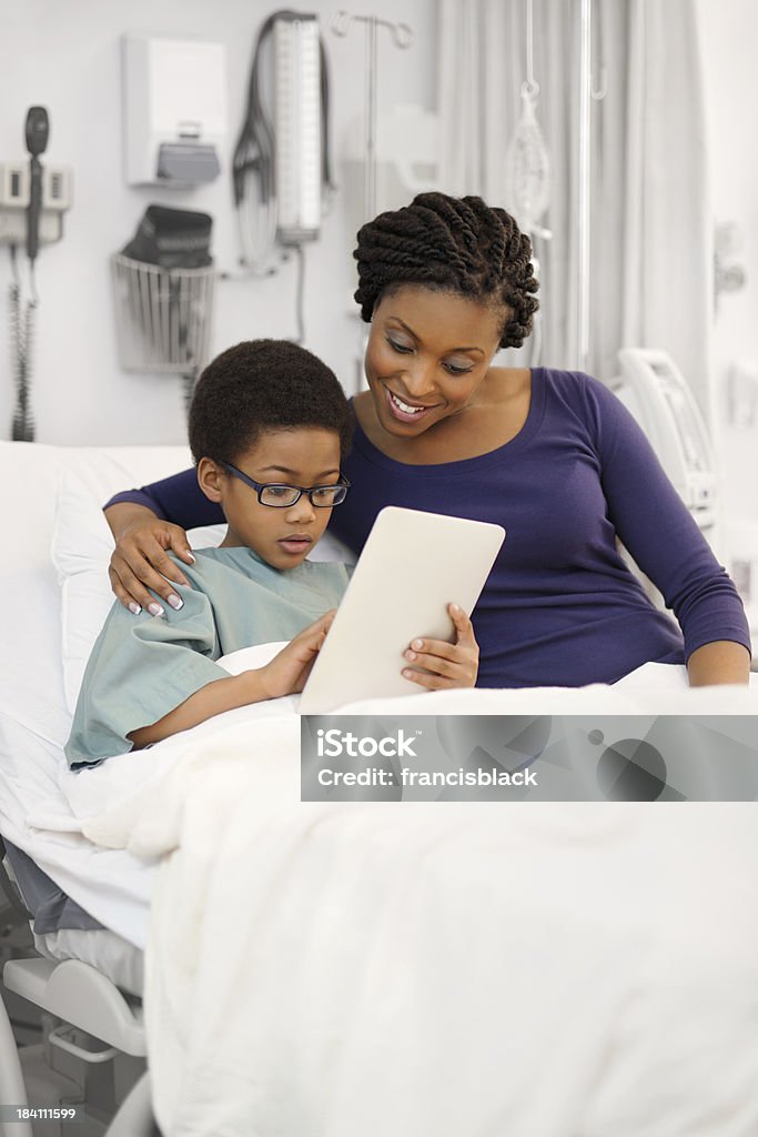 Mãe e filho no hospital - Foto de stock de Cama royalty-free