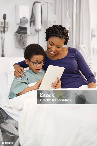 Foto de Mãe E Filho No Hospital e mais fotos de stock de Cama - Cama, Mesa digital, Paciente