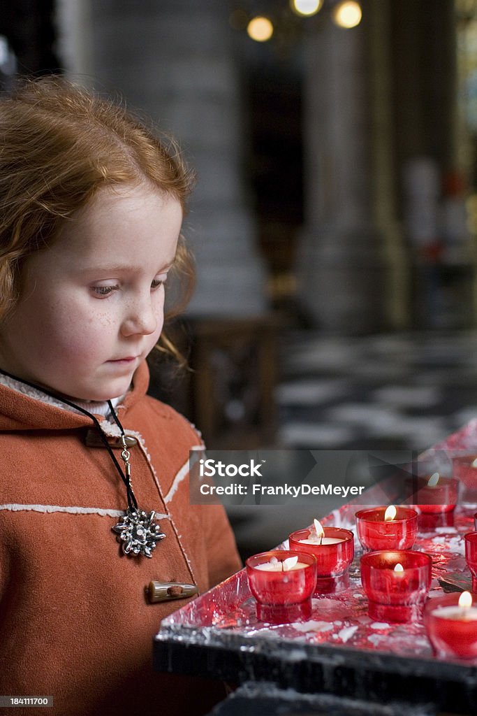 Jovem menina na Igreja com as velas - Royalty-free 6-7 Anos Foto de stock
