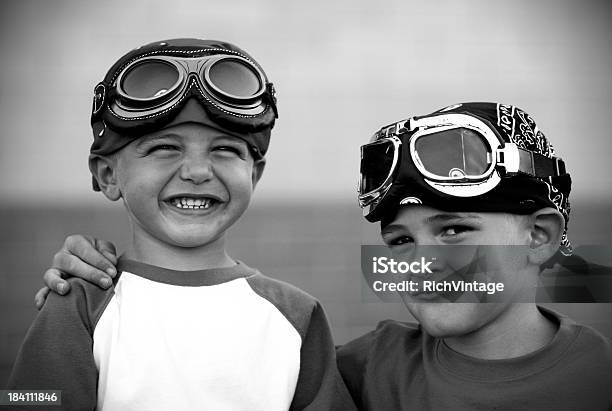 Amigos De Corrida - Fotografias de stock e mais imagens de Abraçar - Abraçar, Alegria, Amizade