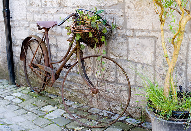 istock Rusty vintage bike, abandoned 184112065