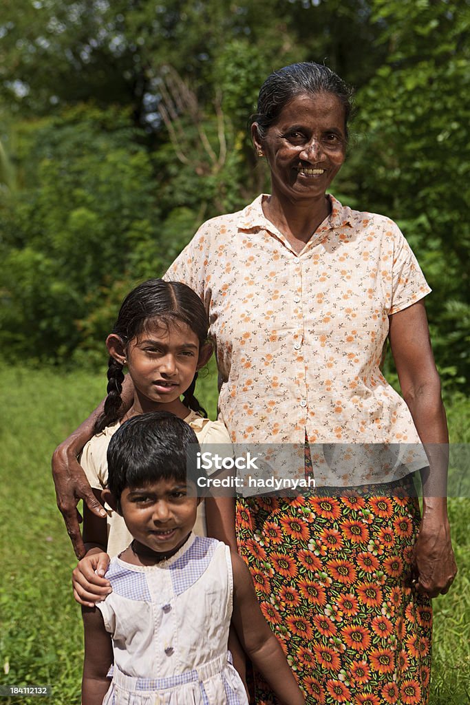 Sri Lanka femme avec ses deux filles. Sigiriya - Photo de Adolescent libre de droits