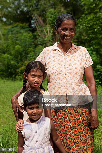 Photo libre de droit de Sri Lanka Femme Avec Ses Deux Filles Sigiriya banque d'images et plus d'images libres de droit de Adolescent - Adolescent, Adulte, Asiatique de l'Est et du Sud-Est